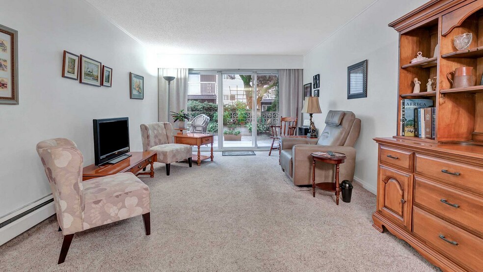 More Photos Of 1520 Blackwood St, White Rock Apartments For Sale