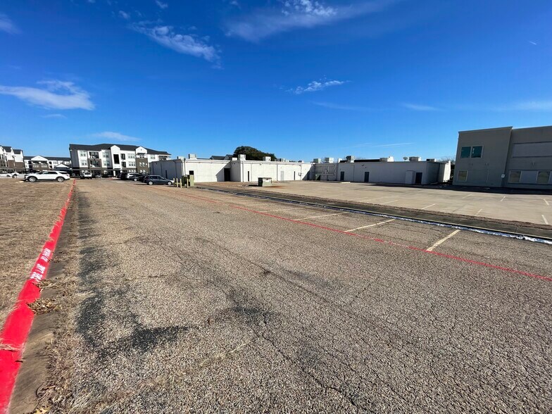 More Photos Of 809 Gallagher Dr, Sherman General Retail For Sale