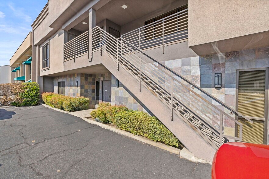 More Photos Of 1606 W Mineral King Ave, Visalia Office For Sale