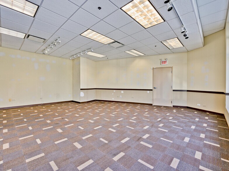 More Photos Of 5582 N Lincoln Ave, Chicago Apartments For Lease