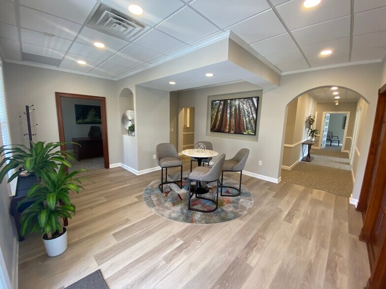 More Photos Of 590 W Crossville Rd, Roswell Loft Creative Space For Lease