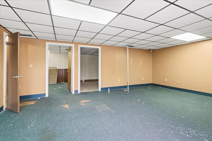 More Photos Of 1001 NE Waldo Rd, Gainesville Office For Sale