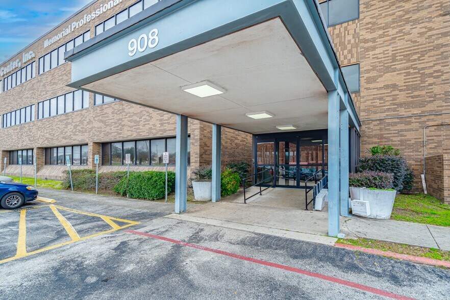 More Photos Of 908 E Southmore Blvd, Pasadena Medical For Lease