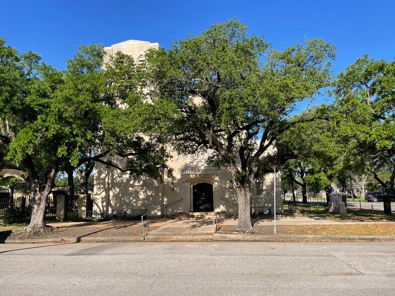 Primary Photo Of 522 Lindale St, Houston Religious Facility For Sale
