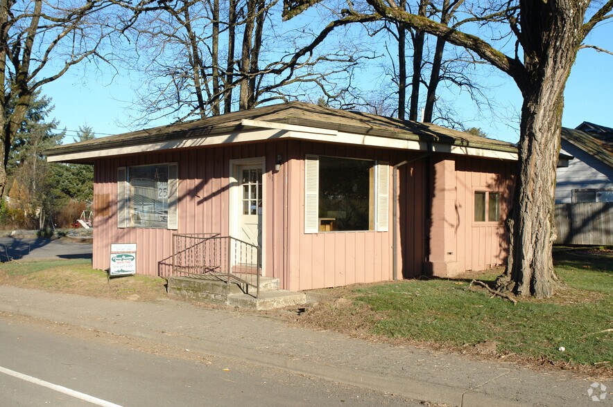 More Photos Of 711 Main St, Lyons Freestanding For Sale