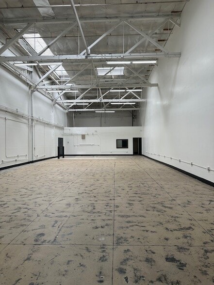 More Photos Of 2001-2031 S Santa Fe Ave, Los Angeles Warehouse For Lease