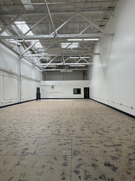 More Photos Of 2001-2031 S Santa Fe Ave, Los Angeles Warehouse For Lease