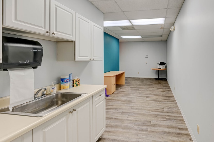 More Photos Of 1315-1317 SW 6th Ave, Topeka Medical For Lease