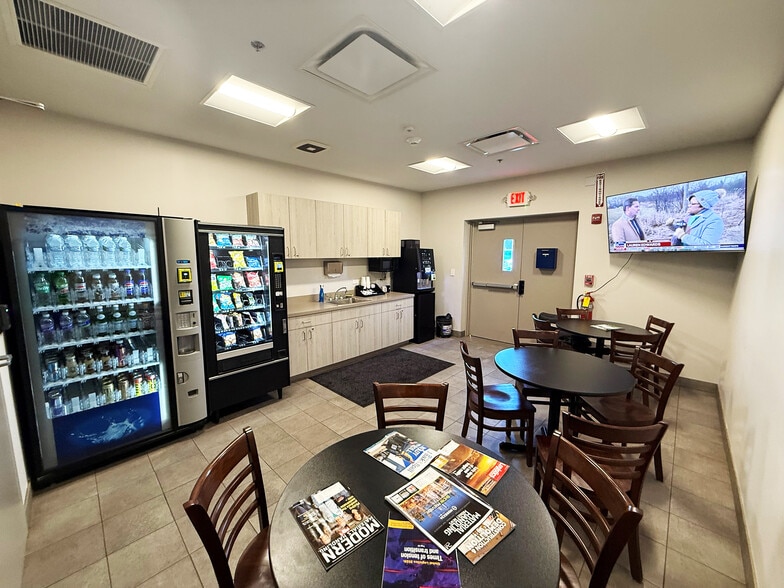 More Photos Of 365-399 Miles Pky, Bartlett Truck Terminal For Lease