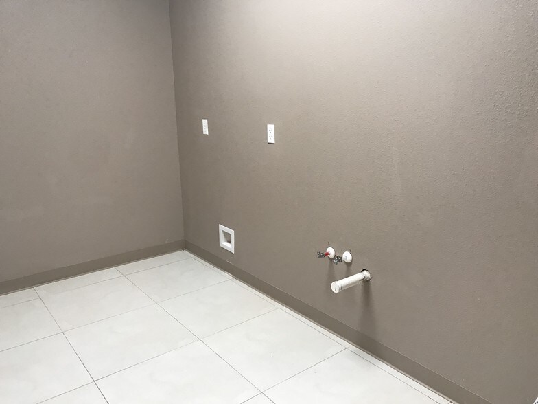 More Photos Of 4101-4179 Crosspoint Blvd, Edinburg Medical For Sale