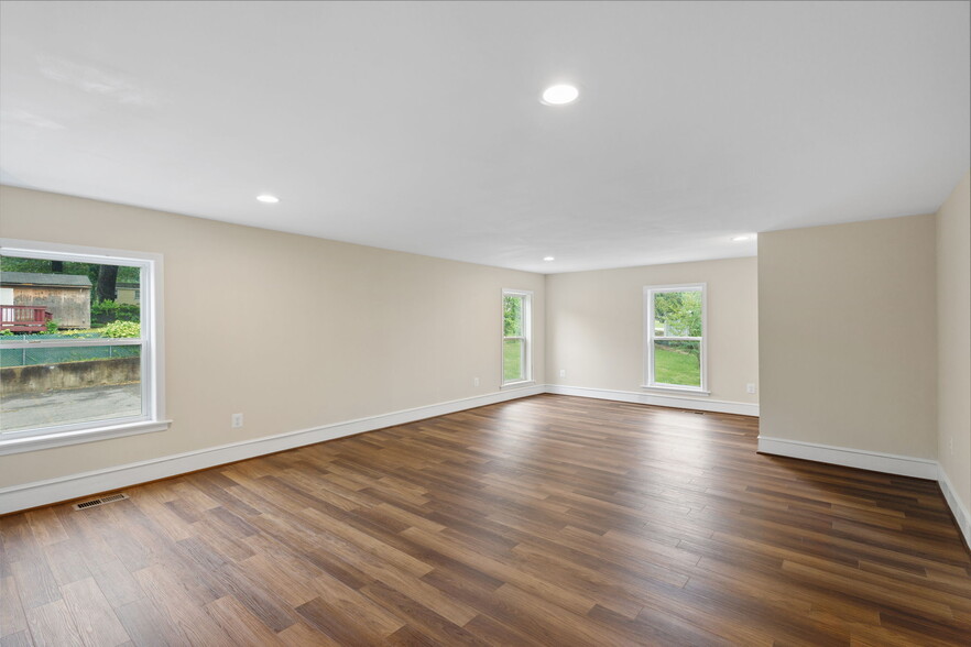 More Photos Of 8519 Chestnut Ave, Bowie Storefront For Sale