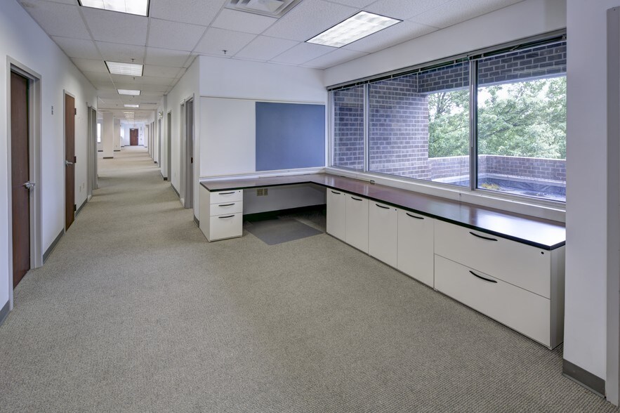 More Photos Of 910 W Basin Rd, New Castle Unknown For Lease