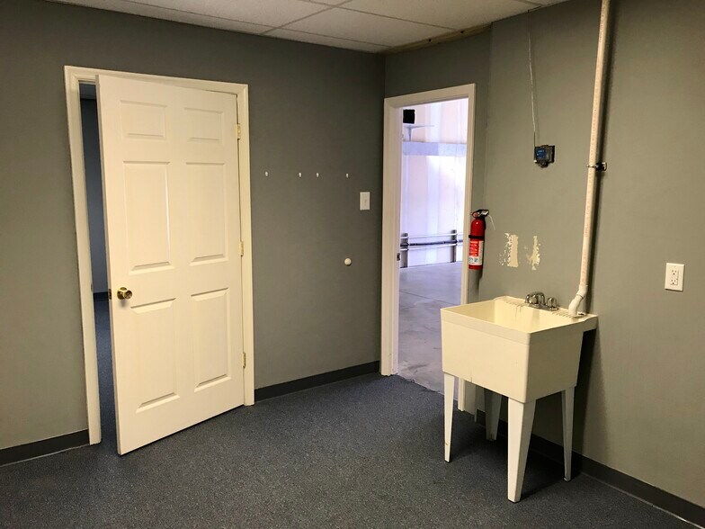 More Photos Of 1130 International Pky, Fredericksburg Warehouse For Lease