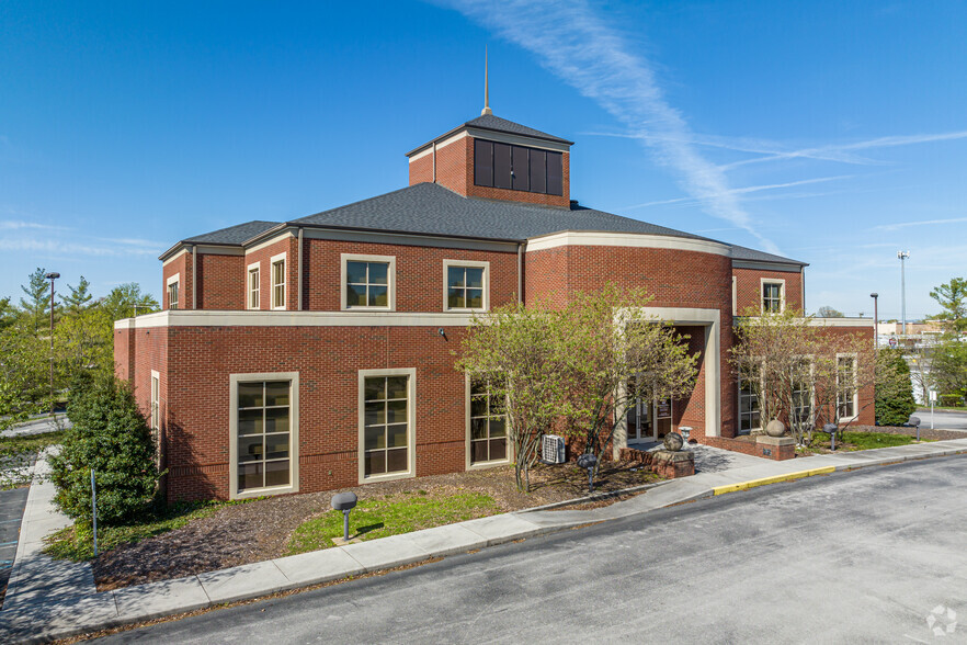 Primary Photo Of 2060 Fort Henry Dr, Kingsport Bank For Lease