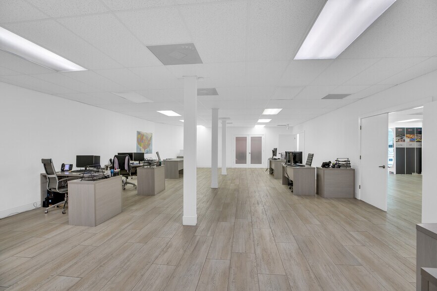 More Photos Of 673 US Highway 1, Vero Beach Showroom For Sale