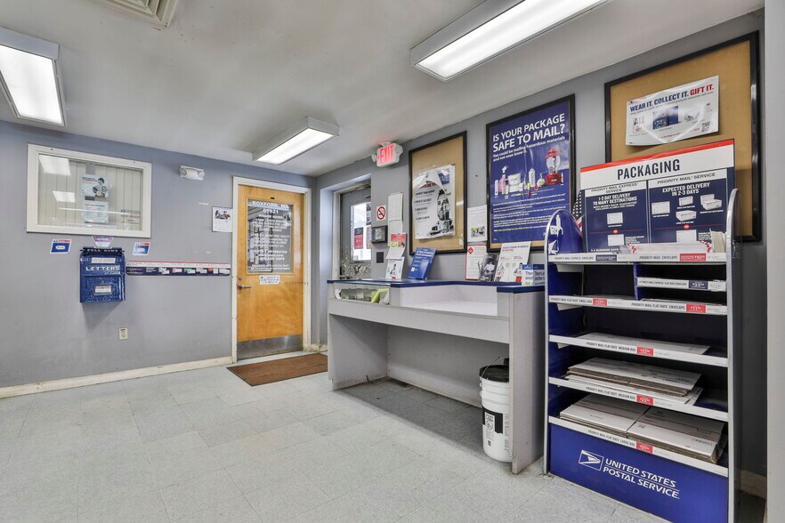 More Photos Of 7 Elm St, Boxford Storefront For Lease