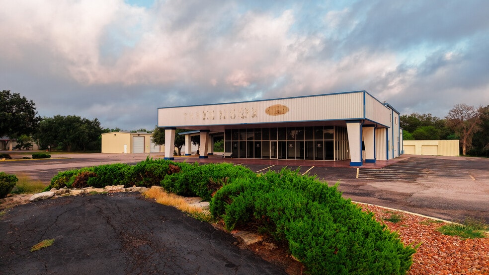 More Photos Of 905 N Harborth Ave, Three Rivers Auto Dealership For Lease