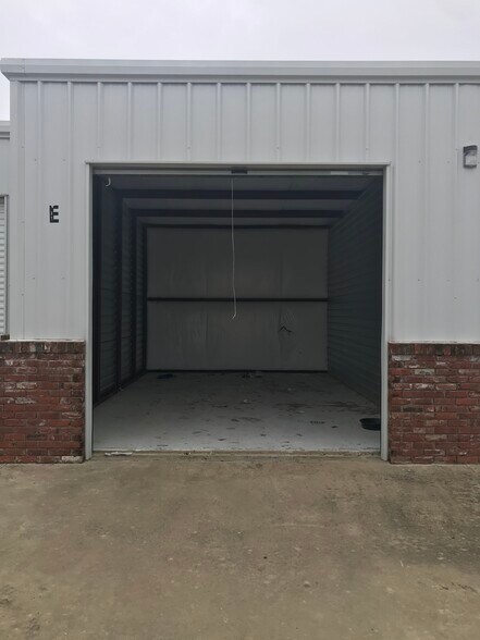 More Photos Of 113 Dees Dr, Madison Storefront Retail Office For Lease