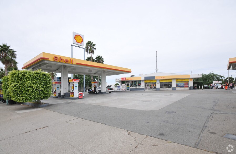 More Photos Of 2331 E Katella Ave, Anaheim Convenience Store For Lease