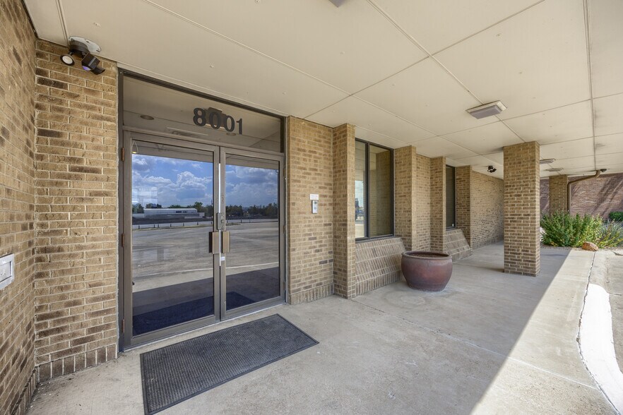 More Photos Of 8001 E R L Thornton Fwy, Dallas Office For Lease