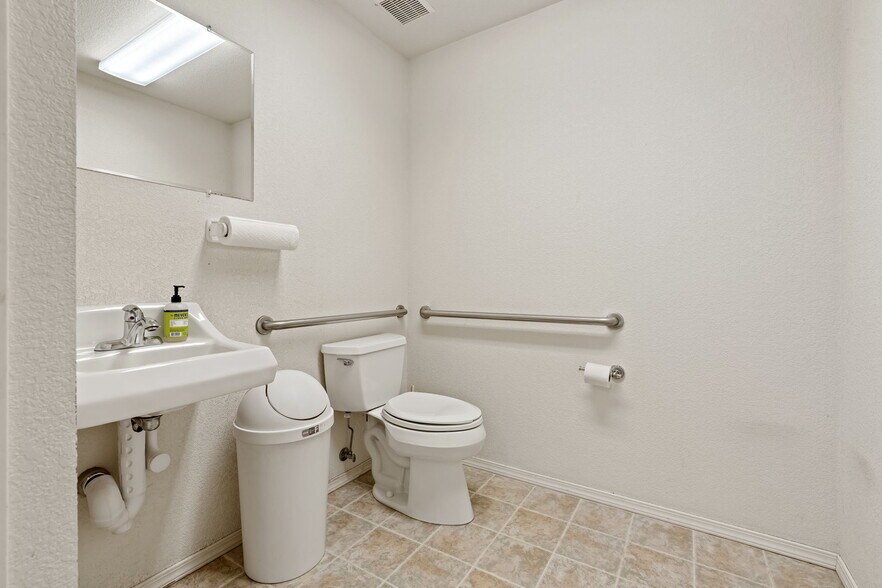 More Photos Of 1068 Market Blvd, Chehalis Office For Sale