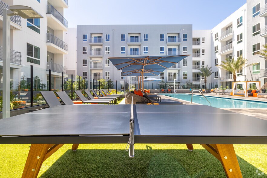 More Photos Of 21010 Erwin St, Woodland Hills Apartments For Lease
