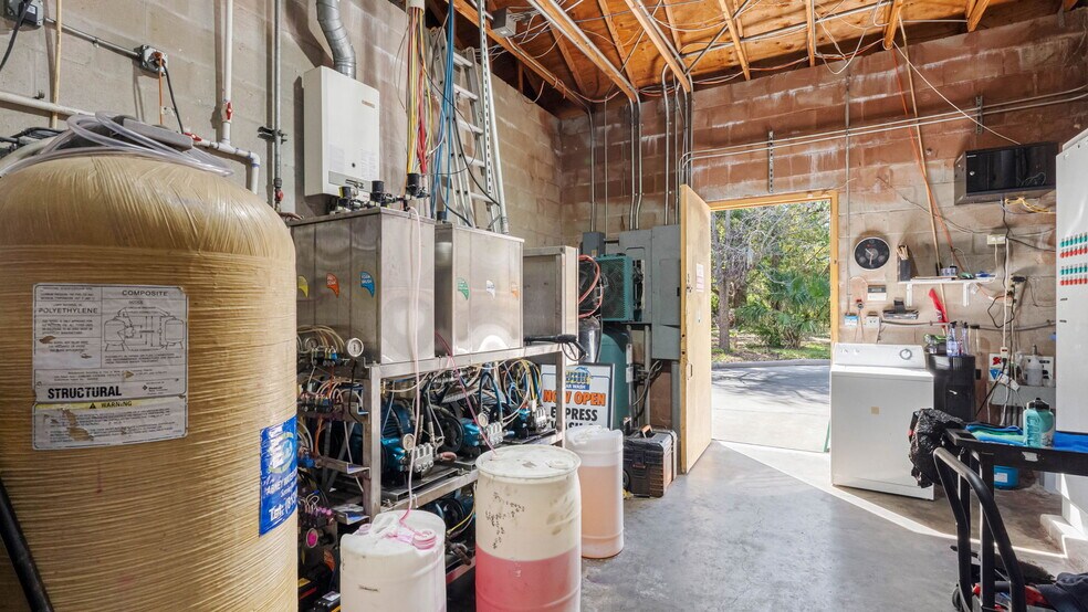 More Photos Of 113 S Valrico Rd, Valrico Carwash For Sale