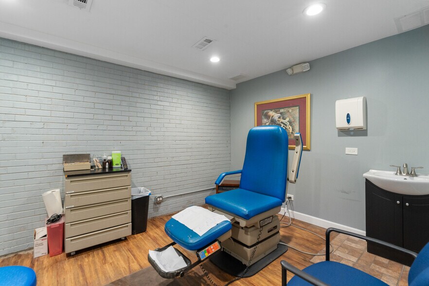 More Photos Of 3100 S Oak Park Ave, Berwyn Office For Sale