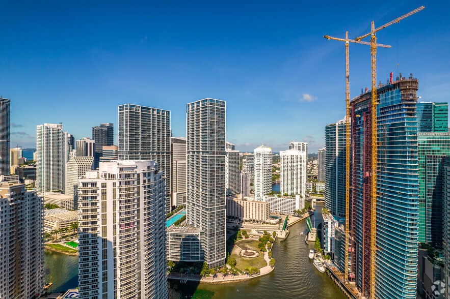 More Photos Of 270 Biscayne Boulevard Way, Miami Hotel For Lease