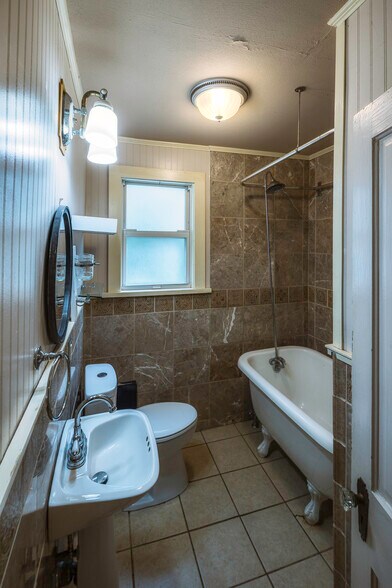 More Photos Of 290 E King Ave, Kingsland Office For Sale
