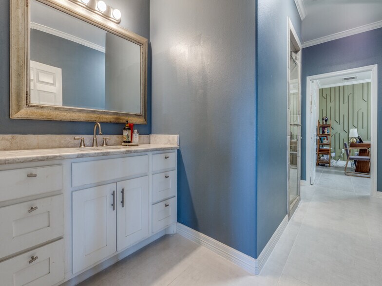 More Photos Of 10711 Hidden Lake Ln, Richmond Distribution For Sale
