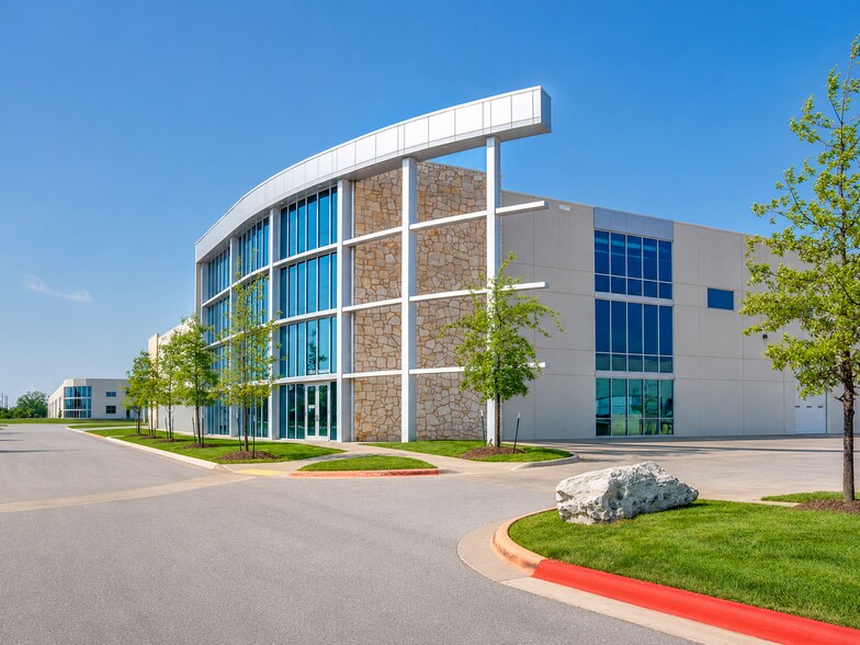 More Photos Of 5000 SW Regional Airport Blvd, Bentonville Warehouse For Lease