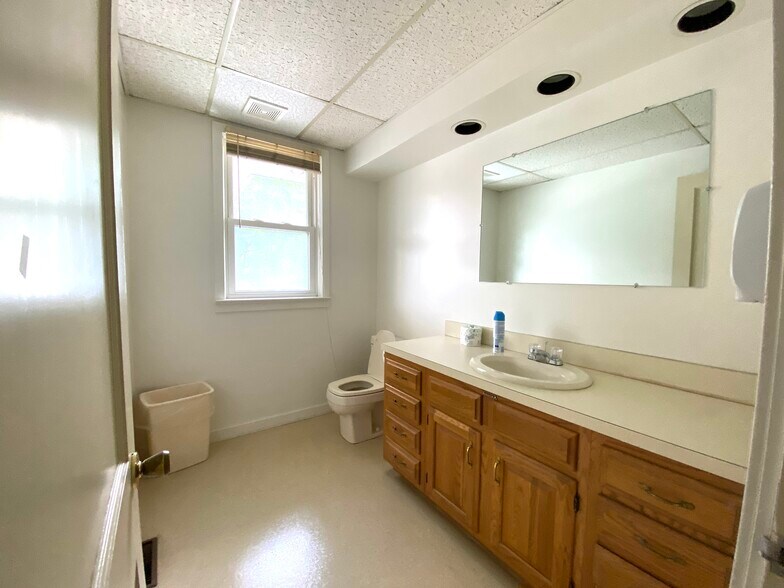 More Photos Of 915 N Hanover St, Elizabethtown Medical For Sale