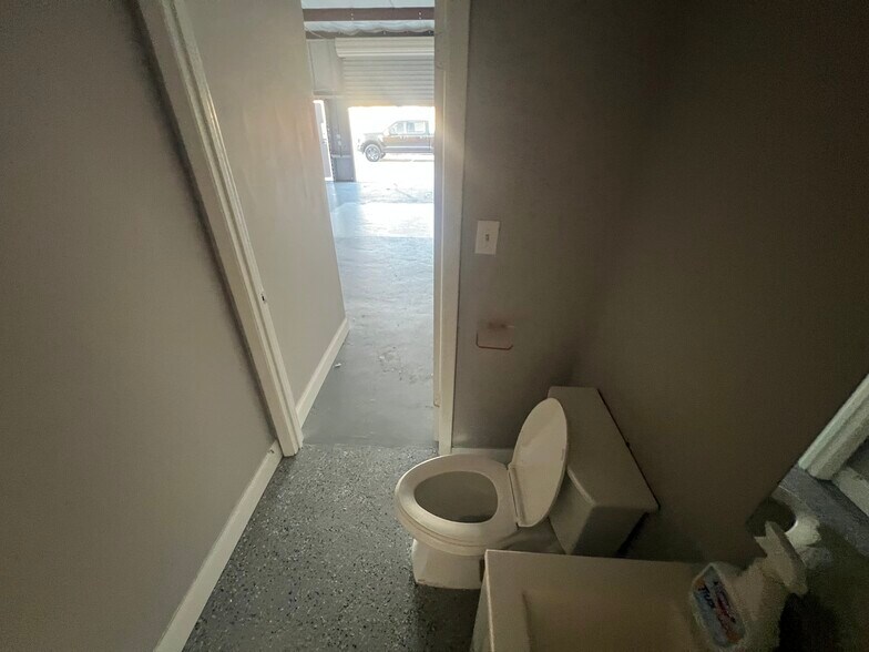 More Photos Of 5449 Benchmark Ln, Sanford Warehouse For Lease