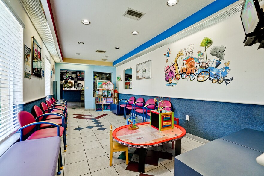 More Photos Of 1666 Mound St, Sarasota Medical For Sale