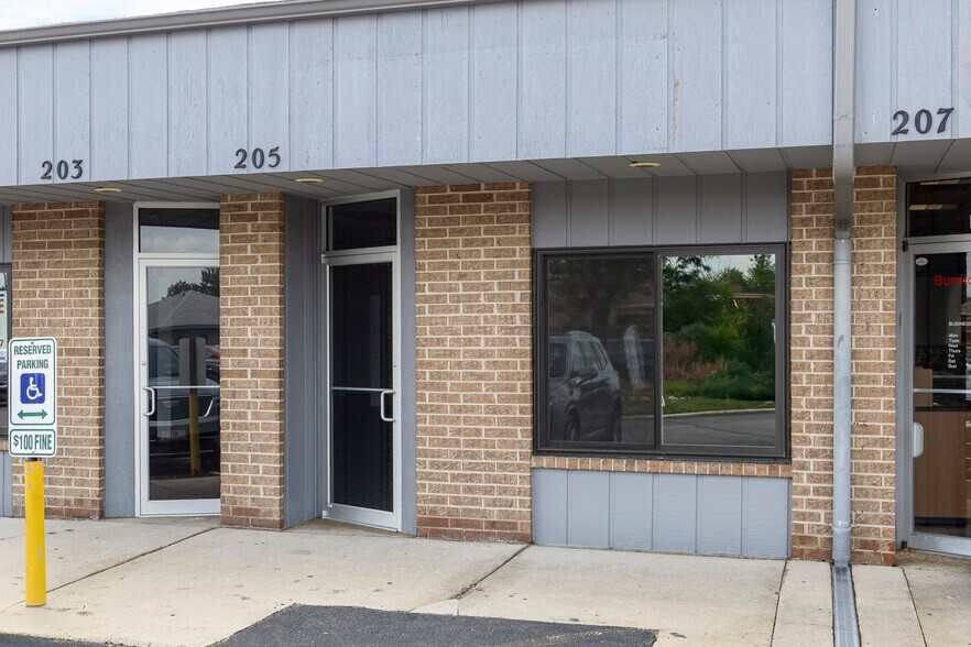 More Photos Of 27W181-27W239 Geneva Rd, Winfield General Retail For Lease