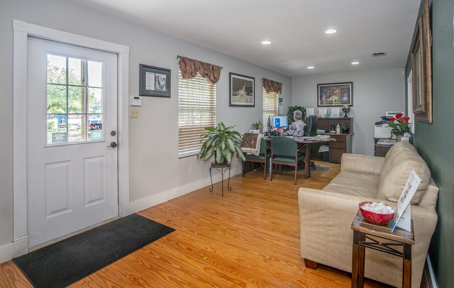 More Photos Of 512 E Blanco St, Boerne Office For Lease
