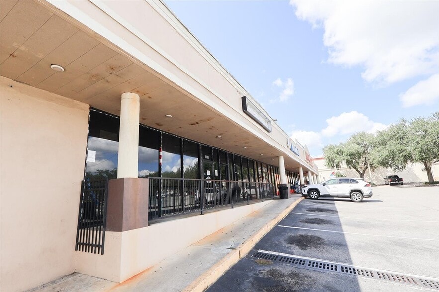 More Photos Of 5810-5840 SE Abshier Blvd, Belleview Storefront For Sale