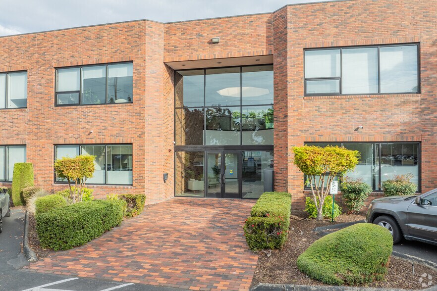 More Photos Of 975 SE Sandy Blvd, Portland Office For Lease