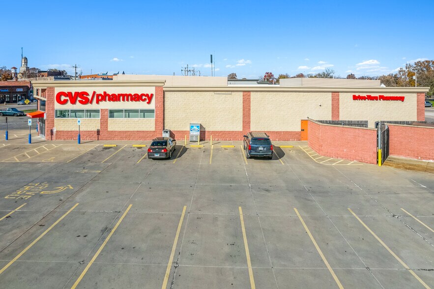 More Photos Of 303 S State St, Jerseyville Drugstore For Sale