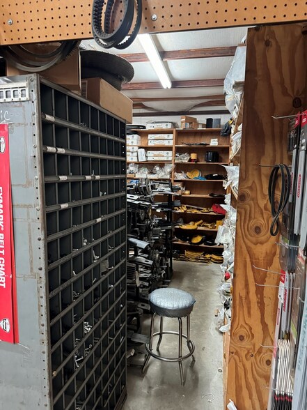 More Photos Of 820 Sligo St, Woodville Auto Repair For Sale
