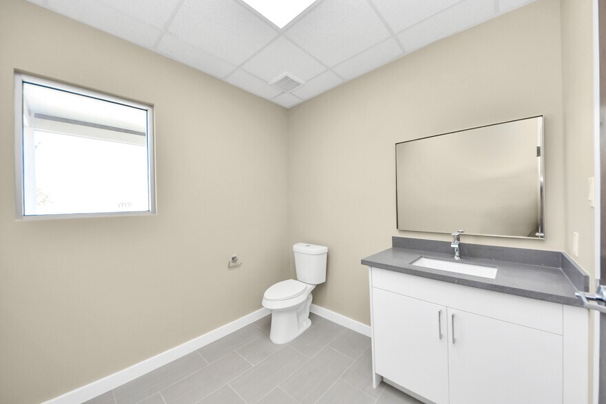 More Photos Of 1563 Live Oak St, Webster Office For Sale