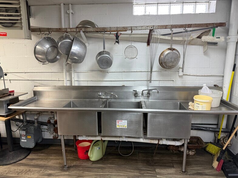 More Photos Of 545 W 9 Mile Rd, Ferndale Restaurant For Sale