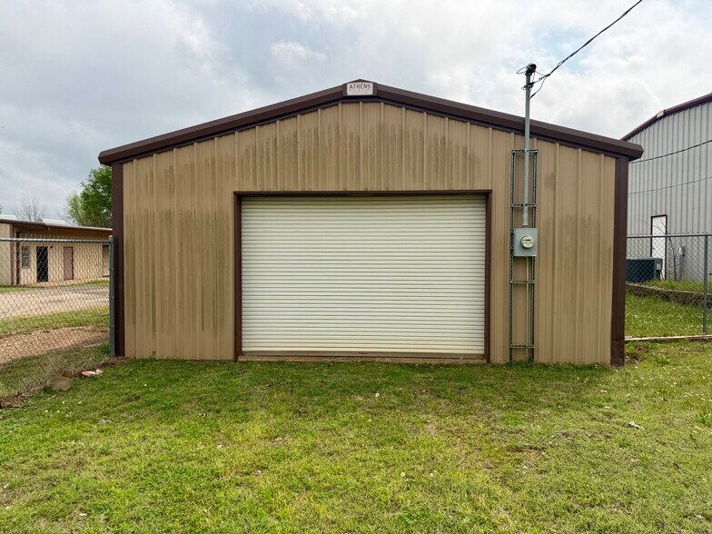 More Photos Of 2000 E Murchison St, Palestine Light Manufacturing For Sale
