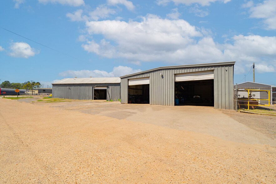 More Photos Of 118 Industrial Blvd, Kilgore Flex For Lease