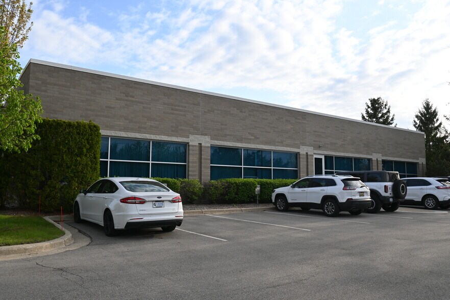 More Photos Of 39525 W 13 Mile Rd, Novi Office For Lease