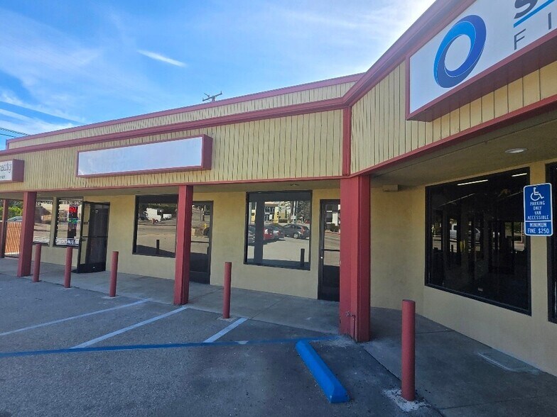Primary Photo Of 4050 La Crescenta Ave, Montrose Storefront For Lease