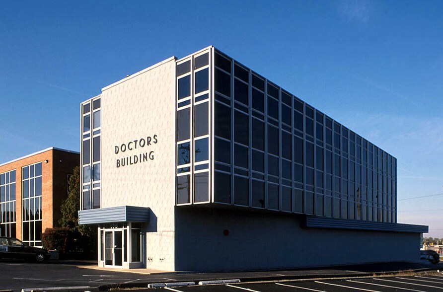 More Photos Of 6316 Castle Pl, Falls Church Medical For Lease