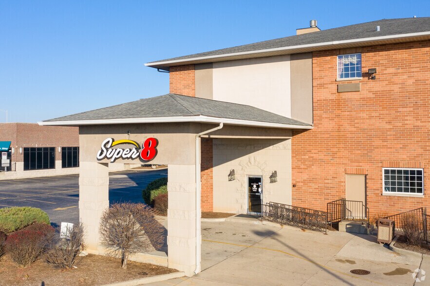 Primary Photo Of 5520 Grand Ave, Gurnee Hotel For Sale