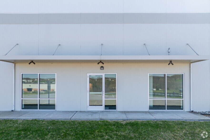 More Photos Of 9747 Commerce Cir, Kutztown Warehouse For Lease